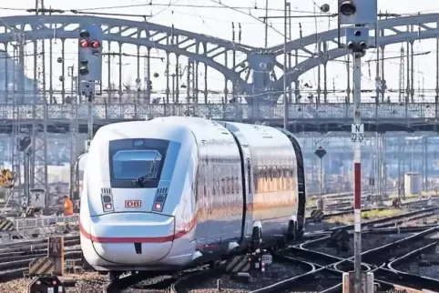 Mit Tickets für 19,90 Euro lassen sich bei frühzeitiger Buchung manchmal mit dem ICE auch lange Strecken zurücklegen. Mit dem Su