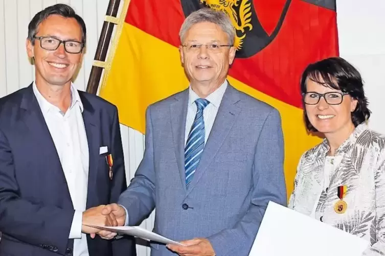 Stephan und Michaela Wesely haben von Hans-Jürgen Seimetz (Mitte), Präsident der SGD Süd, die Verdienstmedaille des Landes erhal