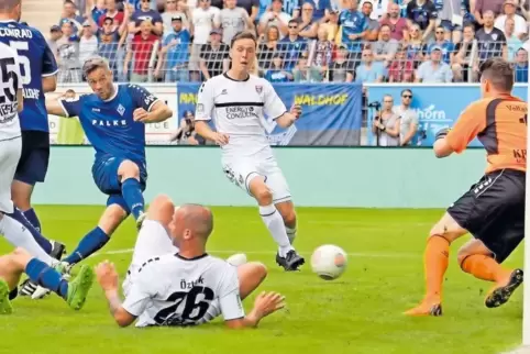 Da hoffte der SV Waldhof noch: Patrick Mayer (blaues Trikot) erzielt das Tor zum 1:1-Ausgleich.