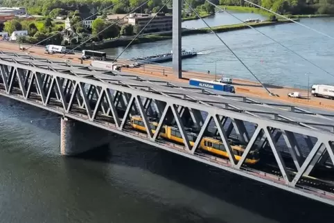 Während die Straßenbrücke über den Rhein ab August saniert wird, sollen vermehrt Stadtbahnen und Züge Pendler transportieren.