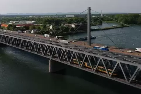 Während die Straßenbrücke über den Rhein ab August saniert wird, sollen vermehrt Stadtbahnen und Züge Pendler transportieren. Ar