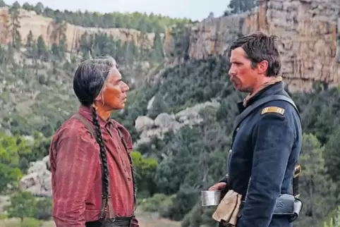 Feindschaft: Häuptling Yellow Hawk (Wes Studi) und Joseph Blocker (Christian Bale) begegnen sich mit Misstrauen.
