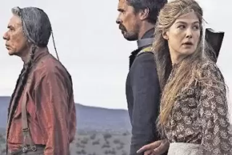 Auf beschwerlichem Weg: H&auml;uptling Yellow Hawk, Captain Blocker und Witwe Rosalie (Rosamund Pike).
