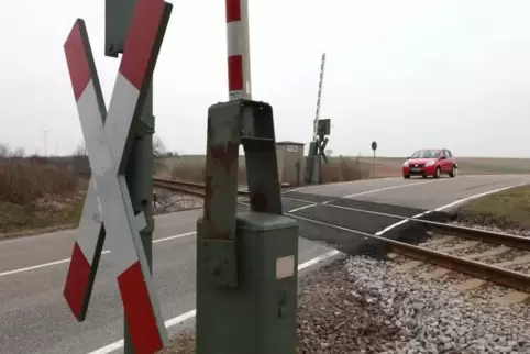 Zwischen den geschlossenen Bahnschranken war bei Steinwenden ein Auto gefangen.  Foto: Archiv