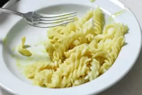 Symbolbild. Der Nudelsalat, der die L544 unsicher machte, war nicht mehr essbar.  Foto: DPA