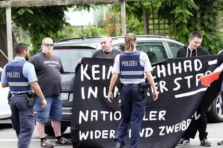 Die Polizei kontrollierte den „Nationalen Widerstand“, der vorm Landgericht in Zweibrücken demonstrierte.  Foto: Moschel 