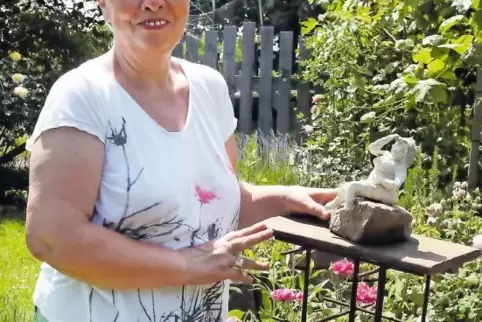 Monika Burg mit ihrer selbst gestalteten „Flora“-Statue.