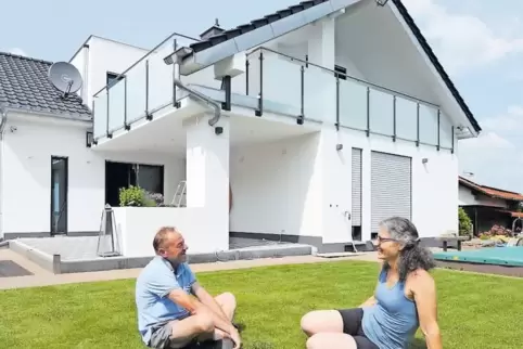 Den Brand können sie jetzt hinter sich lassen: Karl-Heinz und Ruth Herch vor ihrem neuen/alten Haus.