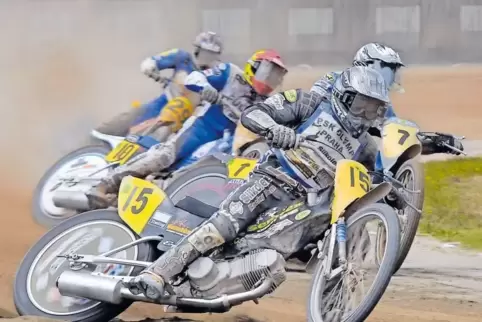 Staubig geht es in Altrip beim Sandplatz-Rennen zu. Der Streckenrekord liegt bei 115,18 km/h.
