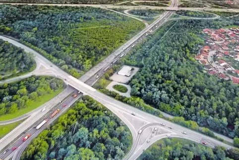Um den Knoten im unteren Bildteil geht es: Die Schifferstadter Straße überquert die Bundesstraße 9.