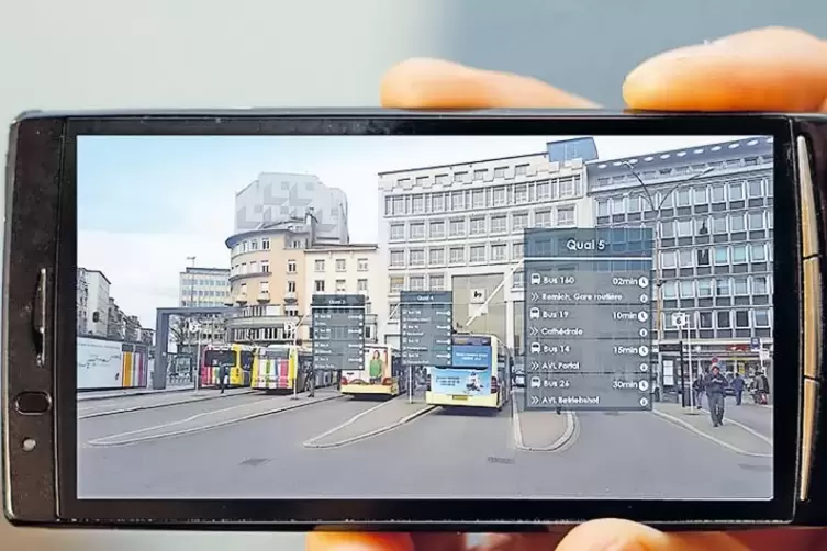 Augmented Reality: Die Handy-App erkennt nicht nur die Haltestelle vor den Augen des Benutzers, sondern blendet gleich mit ein, 