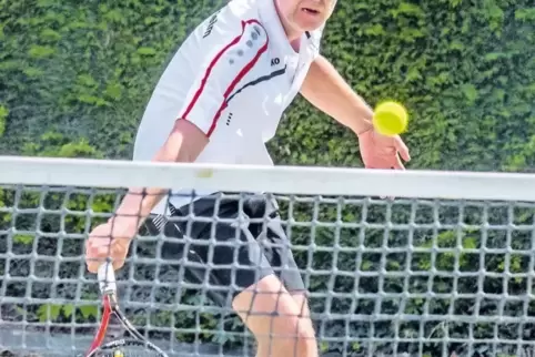 Der Kapitän beim Volley: Der Obrigheimer Kai-Tino Sulzbach punktet für sein Team