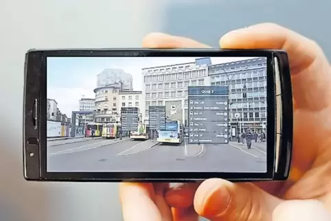 Die Handy-App von ZReality erkennt Bushaltestellen und blendet die nächsten Abfahrzeiten ein.