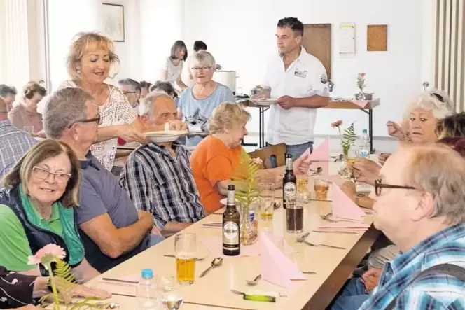 Kulinarische Begegnungsstätte: Beim Mittagstisch für Senioren servieren Beate Tretter (Dritte von links), Ursel Brunner und Rudi