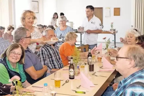 Kulinarische Begegnungsstätte: Beim Mittagstisch für Senioren servieren Beate Tretter (Dritte von links), Ursel Brunner und Rudi