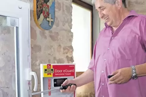 Bossek zeigt, wie Täter mit Schraubendrehern ansetzen.
