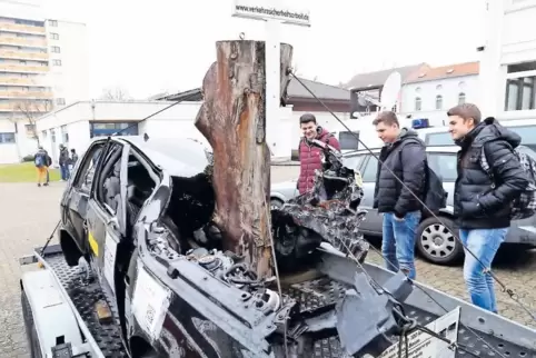Echtes Unfallauto und Baum: Mit solch krassen Vorführungen versucht die Polizei Fahranfänger für die Gefahren des Straßenverkehr