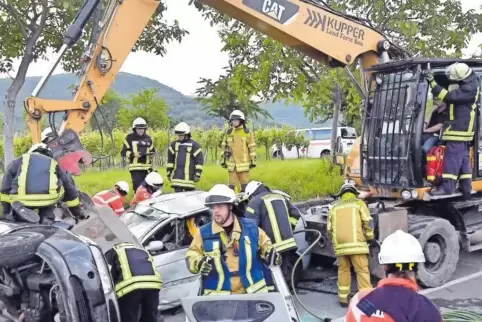 Übung für die Einsatzkräfte von Feuerwehr und Rotem Kreuz: Ziemlich real sah der schwere Unfall am Montagabend auf einer Straße 
