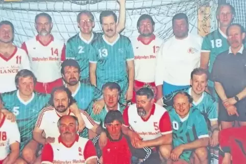Die Handballer der VT Zweibrücken und Väntorp Solna bei einer ihrer zahlreichen Begegnungen.