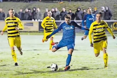 „Wer am Ende oben steht, hat es verdient“: Eric Veth (TuS Mechtersheim, am Ball) bei seinem 1:1 gegen den FV Dudenhofen.