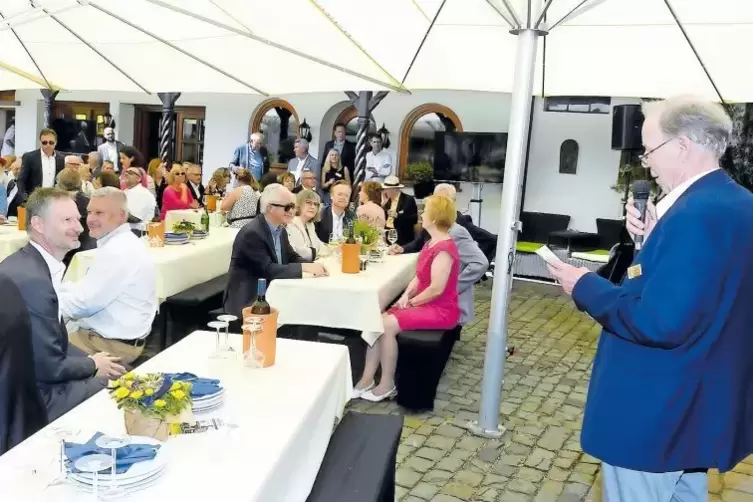 Rund 100 Personen feierten das 40-jährige Bestehen des Lions-Clubs Donnersberg im Weingut Axel Müller in Flörsheim-Dalsheim. Rec