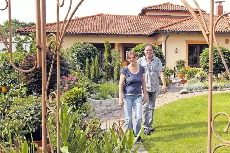 In seinem Garten: Axel Scherer mit seiner Frau Brenda Sue Riser.