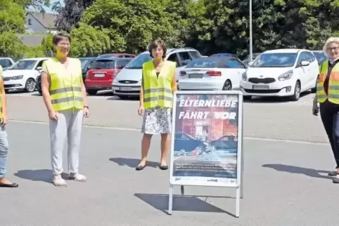 Jennifer Bub, Sabine Fußer, Petra Hann und Eva Wirth (von links) positionieren sich vorm Schultor. In gelben Warnwesten und mit 