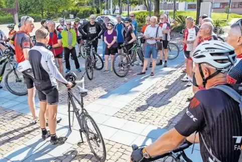 Beigeordneter Peter Kiefer (links) und Landrat Ralf Leßmeister begrüßen auf dem Rathausvorplatz die Teilnehmer am Stadtradeln.