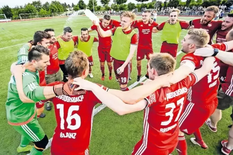 So feiert der Meister: Der FC Queidersbach bejubelte am Mittwoch ausgelassen den Titelgewinn in der A-Klasse.