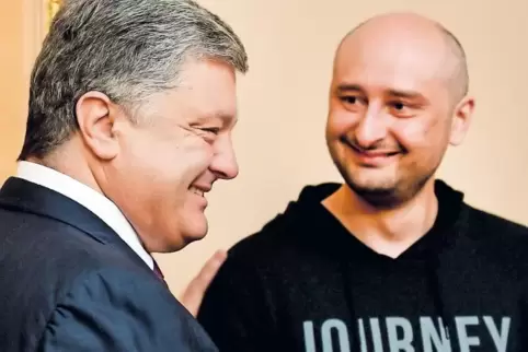 Höchst lebendig: Arkadi Babtschenko (rechts) zeigte sich gestern gemeinsam mit dem ukrainischen Präsidenten Petro Poroschenko.