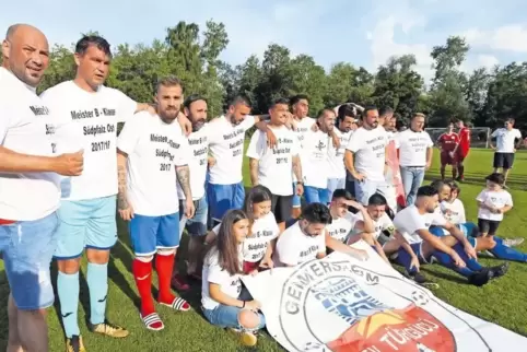 Die Türkgücü-Mannschaft in den Meister-Shirts.