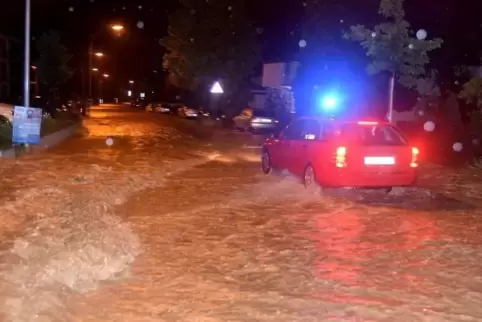 Das nächtliche Unwetter hat Straßen unter Wasser gesetzt.  Foto: dpa