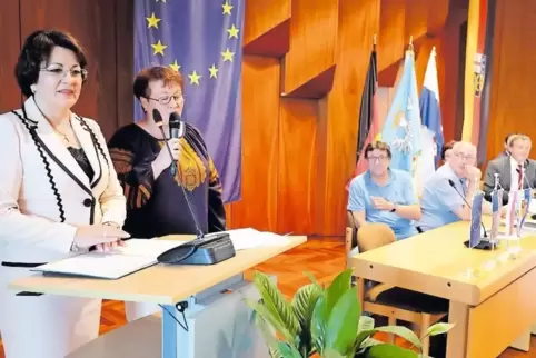 Halyna Hytschka aus dem ukrainischen Kreis Pustomyty stellte sich mit Unterstützung ihrer Dolmetscherin im Kreistag in Homburg v