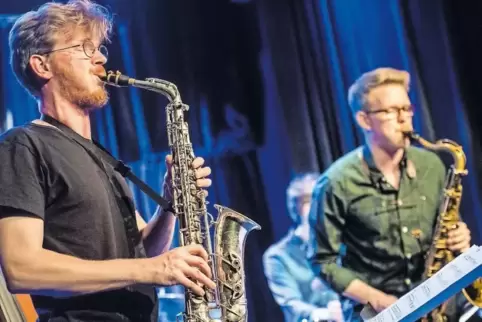 Um den Tenorsaxophonisten Stefan Karl Schmid (hinten) und den Altsaxophonisten Leonhard Huhn gruppiert sich Schmid’s Huhn.