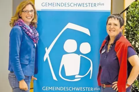Auch in Wörrstadt weist ein Plakat auf das Projekt hin: Gesundheitsministerin Sabine Bätzing-Lichtenthäler (links) und die rhein