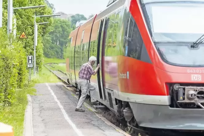 Bereits seit Jahren wartet die Gemeinde Hirschhorn darauf, dass ihr Bahnhaltepunkt barrierefrei ausgebaut wird. Die Pläne liegen Bereits seit Jahren wartet die Gemeinde Hirschhorn darauf, dass ihr Bahnhaltepunkt barrierefrei ausgebaut wird. Die Pläne liegen