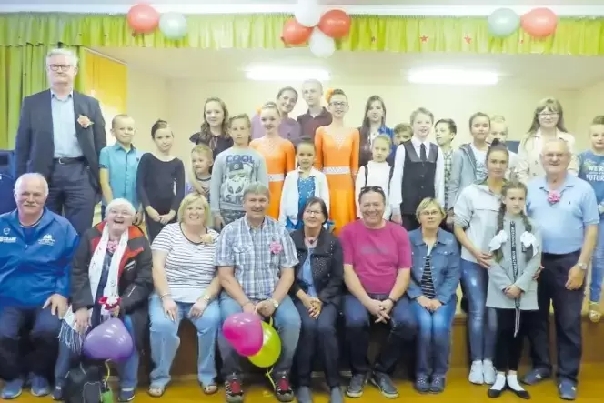 Empfangen in Weißrussland: die Reisegruppe aus Römerberg mit Kindern, die schon einmal in Berghausen waren. Als Dank gab es für