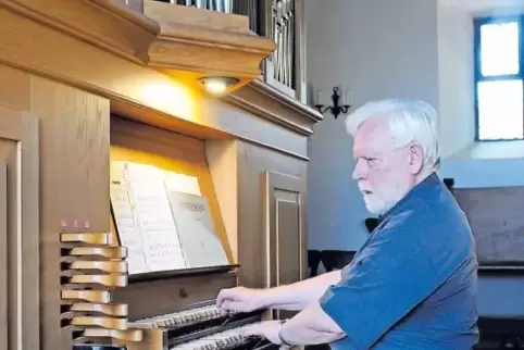 Schmuckstück: Die Orgel in der Herxheimer Dorfkirche ist 25 Jahre alt und auch für Konzerte geeignet, wie Gero Kaleschke beweist