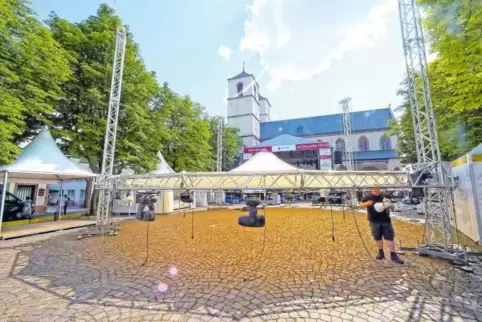 Aufbau für den Rheinland-Pfalz-Tag: Beim „Treffpunkt Rheinland-Pfalz“ am Weckerlingplatz präsentiert sich die Landesregierung mi