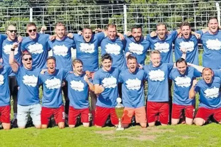 Meister der Fußball-B-Klasse Kaiserslautern-Donnersberg Süd: SV Alsenborn. Hintere Reihe (von links): Jens Goger, Pascal Damian,