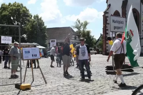 Auf dem Marktplatz hatte sich das „Frauenbündnis Kandel“ versammelt. Foto: Van 
