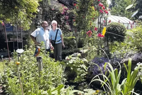Roland Häfele zeigt Monika Trende seinen Garten.