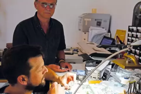 Selten gewordene Präzisionsarbeit von Hand: Gunther Schäuble und Uhrmacher Timo Arnsfeld in der Werkstatt.