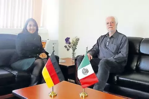In Mexiko: Hans-Dieter Scheurer mit der Rektorin Bibiana Rodriguez Montesan in der Universidad Technologia San Juan del Rio.