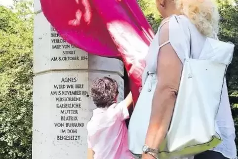 Enthüllung: Stifterin Luise Layher und Enkel Matteo Schönauer.