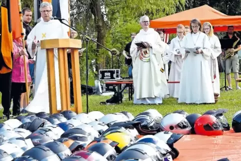 Zur Messe mit Diakon Andreas Stellmann (links) und Pfarrer Michael Baldauf gehört auch die Segnung der Helme.
