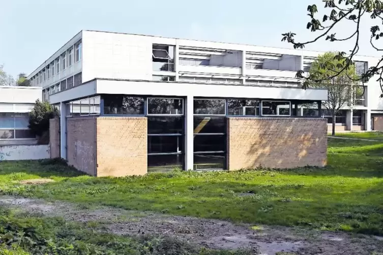 Die alte Gymnastikhalle am Albert-Einstein-Gymnasium soll abgerissen werden. An ihrer Stelle ist der Erweiterungsbau geplant.
