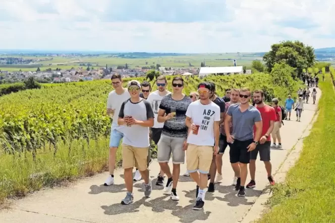 Wandern und Spaß haben: Für viele Gruppen ist die 5,5 Kilometer lange Weinbergwanderung Höllenpfad ein fester Termin im Kalender Wandern und Spaß haben: Für viele Gruppen ist die 5,5 Kilometer lange Weinbergwanderung Höllenpfad ein fester Termin im Kalender