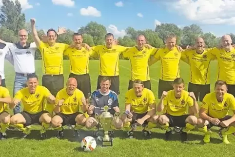 Das Ü40-Team des SV Hermersberg: (stehend von links) Michael Kiefer, Volker Gries, Thomas Lelle, Uli Könnel, Andreas Einfalt, Th