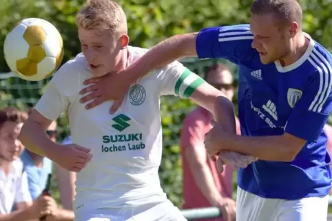Zweikampf mit harten Bandagen: Bolandens Abwehrspieler Marco Ruppert (rechts) attackiert Kusels Kapitän Sascha Theis. Die Nordpf